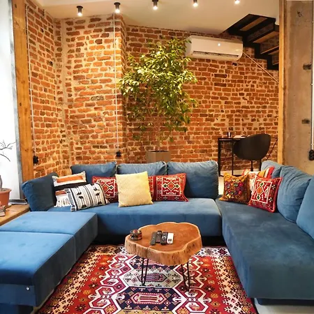 Modern And Spacious 3-bedroom Entire House Apartment *