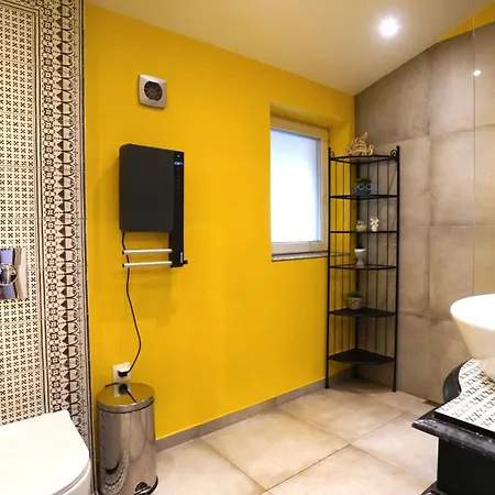 Modern And Spacious 3-bedroom Entire House Apartment *