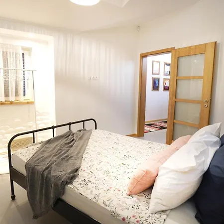 Apartment Modern And Spacious 3-bedroom Entire House