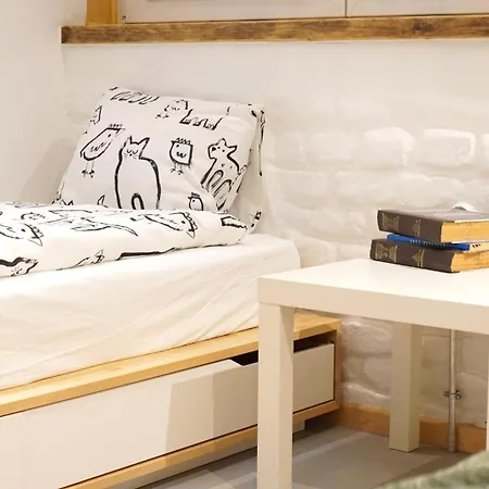 Modern And Spacious 3-bedroom Entire House Apartment *