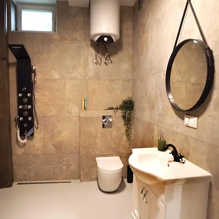 Modern And Spacious 3-bedroom Entire House Apartment Sofia